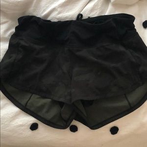lulu lemon speed up short size 4 length 2.5” camo